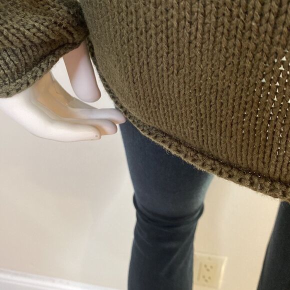 H&M Sweater Olive Green  Oversized Loose Knit Deep V-neckline Size small - Picture 5 of 8